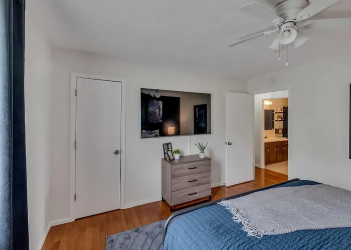 East Nash 12 Mins To Broadway Sleeps 6