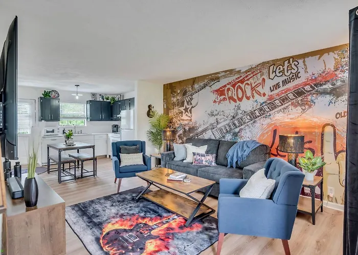 East Nash 12 Mins To Broadway Sleeps 6