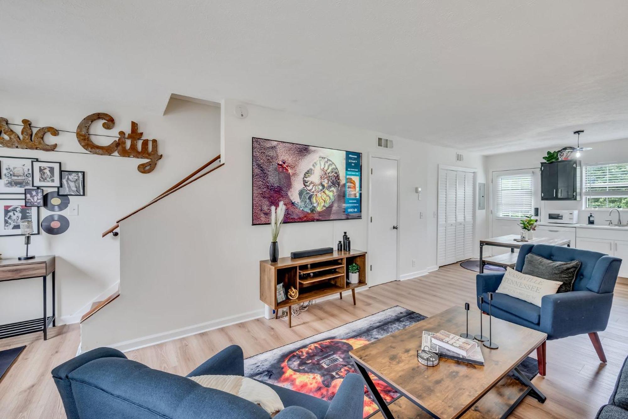 East Nash 12 Mins To Broadway Sleeps 6 *